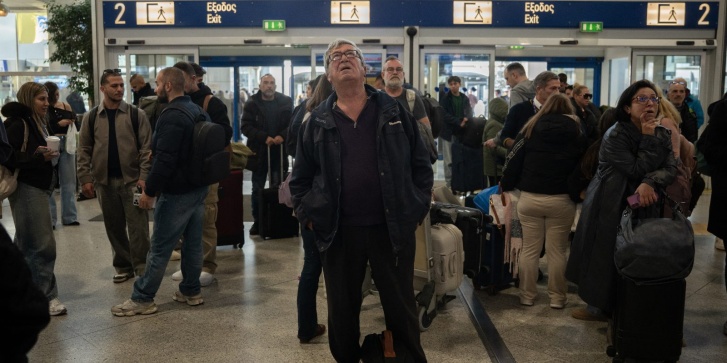 Οι επιβάτες ελέγχουν τις οθόνες για πληροφορίες πτήσεων, καθώς η κυκλοφορία καθυστερεί λόγω τεχνικών προβλημάτων, στην αίθουσα αναχωρήσεων του Διεθνούς Αεροδρομίου Ελευθέριος Βενιζέλος της Αθήνας, στις 4 Ιανουαρίου 2025. [ANGELOS TZORTZINIS / AFP]