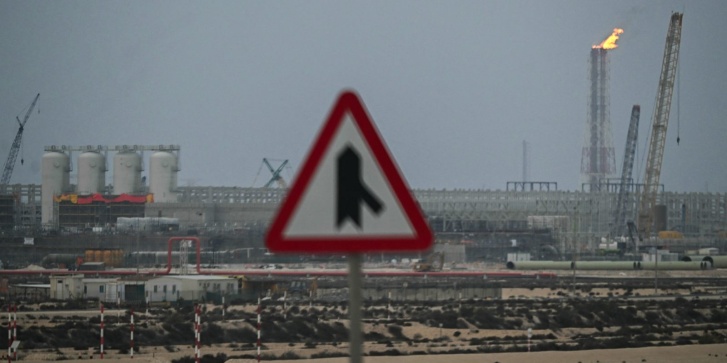 Οι εγκαταστάσεις της QatarEnergy στην βιομηχανική πόλη Ρας Λάφαν στις 2 Μαρτίου 2026. Το Κατάρ ανέστειλε την παραγωγή υγροποιημένου φυσικού αερίου στις 2 Μαρτίου, προκαλώντας τεράστια αύξηση των τιμών, μετά τις ιρανικές επιθέσεις εναντίον ενεργειακών εγκαταστάσεων στον Κόλπο, σε μια νέα κλιμάκωση του πολέμου στη Μέση Ανατολή. [AFP]