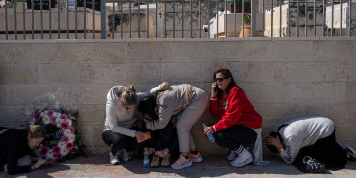 Άνθρωποι τρέχουν να καλυφθούν καθώς η σειρήνα του πολέμου ηχεί κατά τη διάρκεια της κηδείας της Σάρα και της Ρονίτ Ελιμέλεχ, οι οποίες σκοτώθηκαν την προηγούμενη μέρα σε μια ιρανική πυραυλική επίθεση, στο Μπετ Σεμές του Ισραήλ στις 2 Μαρτίου 2026. [MAYA LEVIN / AFP]