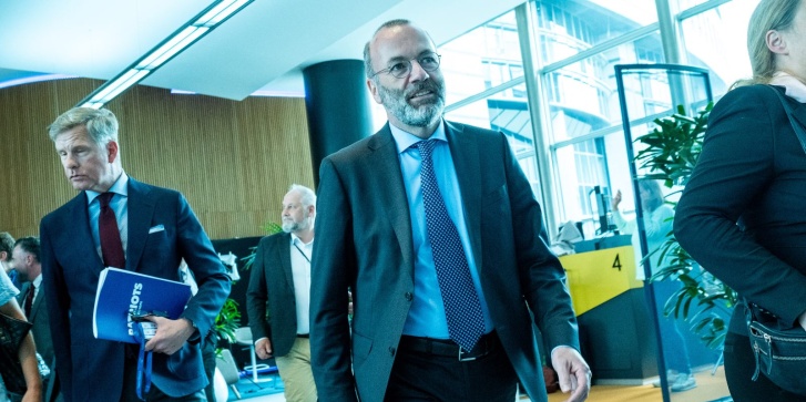 Ο Μάνφρεντ Βέμπερ κατά τη διάρκεια της ολομέλειας του Ευρωπαϊκού Κοινοβουλίου, στις Βρυξέλλες στις 21 Μαΐου 2025. [Martin Bertrand / Hans Lucas μέσω AFP]