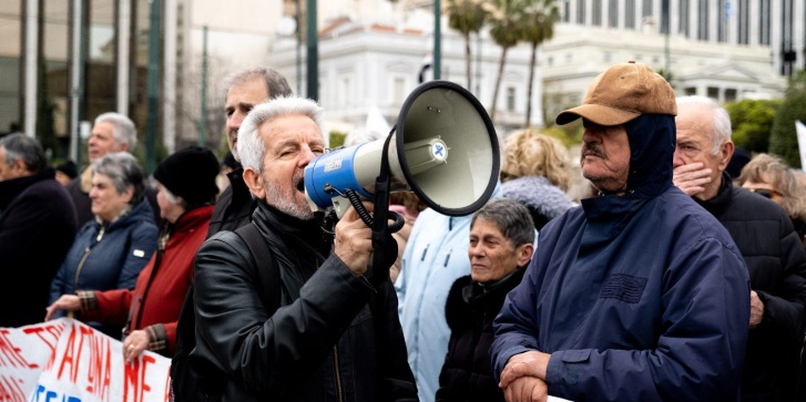 Συνταξιούχοι συγκεντρώνονται στην Πλατεία Συντάγματος και πορεύονται προς το Μέγαρο Μαξίμου στην Αθήνα, στις 20 Μαρτίου 2026. Ζητούν αυξήσεις στις συντάξεις, την καταβολή 13ου και 14ου μισθού, δημόσια γηροκομεία, καθώς και την πρόσληψη νοσηλευτικού και ιατρικού προσωπικού. [Νικόλας Κοκόβλης/NurPhoto μέσω AFP]