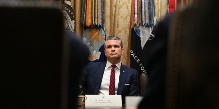 Ο υπουργός Άμυνας των ΗΠΑ Πιτ Χέγκσεθ παρακολουθεί τη συνεδρίαση του Υπουργικού Συμβουλίου που διοργάνωσε ο Πρόεδρος Ντόναλντ Τραμπ στην Αίθουσα του Υπουργικού Συμβουλίου του Λευκού Οίκου στην Ουάσιγκτον, στις 2 Δεκεμβρίου 2025. [ANDREW CABALLERO-REYNOLDS / AFP]