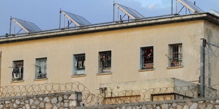 Κρατούμενοι παρατηρούνται καθώς ομάδα διαδηλωτών συγκεντρώνεται μπροστά από τη φυλακή Κορυδαλλού, απαιτώντας το κλείσιμο των φυλακών τύπου F στην Αθήνα, Ελλάδα, στις 14 Μαρτίου 2015. Ayhan Mehmet / Anadolu Agency (Φωτογραφία: Ayhan Mehmet / ANADOLU AGENCY / Anadolu μέσω AFP)