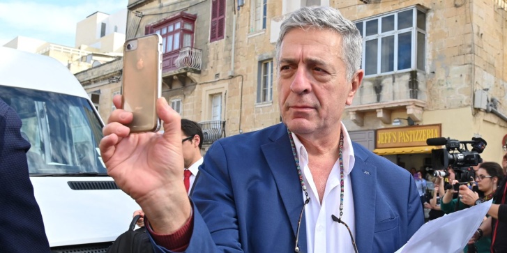 Ο Στέλιος Κουλογλού, μέλος της ευρωπαϊκής αντιπροσωπείας της Ευρωπαϊκής Ενωμένης Αριστεράς/Σκανδιναβικής Πράσινης Αριστεράς, φτάνει για συνάντηση με τον αρχηγό της αστυνομίας στις 3 Δεκεμβρίου 2019 στη Βαλέτα της Μάλτας, στο πλαίσιο αποστολής διερεύνησης των περιστατικών σχετικά με τη δολοφονία της Ντάφνι Καρουάνα Γκαλίσια. [ANDREAS SOLARO / AFP]