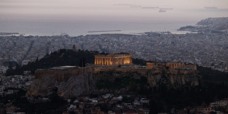 Η Αθήνα και από πίσω ο Πειραιάς και το Φάληρο, στις 6 Ιανουαρίου 2026. [Photo by JAKUB PORZYCKI / NURPHOTO / NURPHOTO VIA AFP]