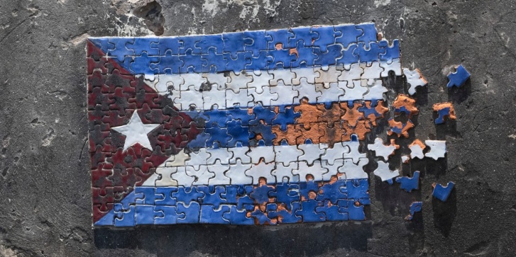 Ένα μωσαϊκό που απεικονίζει την κουβανική σημαία σε σχήμα παζλ φαίνεται να έχει συναρμολογηθεί από χρωματιστά κομμάτια σε ένα τμήμα του τείχους ενός παράκτιου οχυρωματικού έργου κατά μήκος της παραλίας στην Αβάνα, στις 18 Ιουνίου 2026.