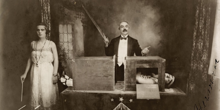 mexican_magician_professor_herrmann_sawing_a_lady_in_half_1923._mike_caveneys_egyptian_hall_museum_.jpg
