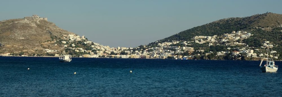 Το πανόραμα της Αγίας Μαρίνας, με το κάστρο των Κομνηνών στον λόφο αριστερά και τον οικισμό του Πλατάνου στα ριζά του. Το πανόραμα αυτό πολλούς έχει «σκλαβώσει», καθηλώνοντάς τους στην Λέρο. 1.jpeg