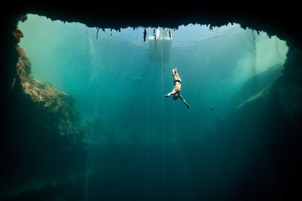 2.-freediving-in-deans-blue-hole-bahamas.jpg