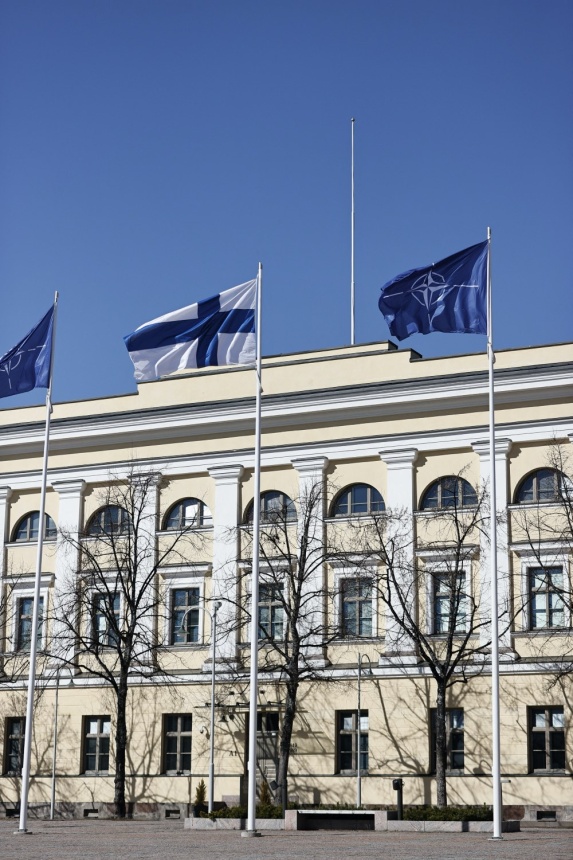 Σημαίες της Φινλανδίας και του ΝΑΤΟ κυματίζουν στο προαύλιο του υπουργείου Εξωτερικών στο Ελσίνκι της Φινλανδίας, ενόψει της προσχώρησης στον Οργανισμό Βορειοατλαντικού Συμφώνου (ΝΑΤΟ) στις 4 Απριλίου 2023. [Antti Hämäläinen/Lehtikuva/AFP]