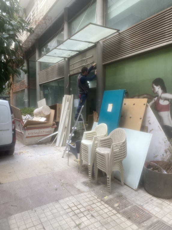 Εργασίες στο πρώην δημοτικό γυμναστήριο της οδού Αγίας Ζώνης.