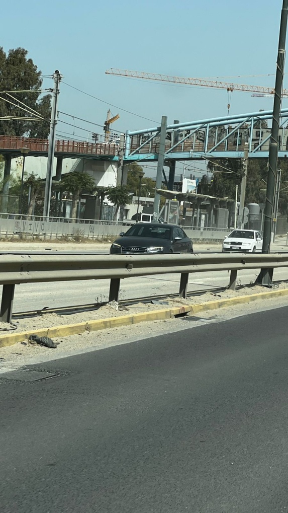 Χώματα στη λεωφόρο Ποσειδώνος, στην έξοδο του εργοταξίου, στις 24/5/2025, 10:44πμ.