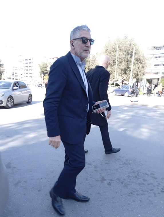 Ο Ταλ Ντίλιαν έξω από τα δικαστήρια της Ευελπίδων. Ευγενική παραχώρηση της φωτογραφίας από συνάδελφο δημοσιογράφο που παρακολουθεί τη δίκη για την υπόθεση των υποκλοπών. 