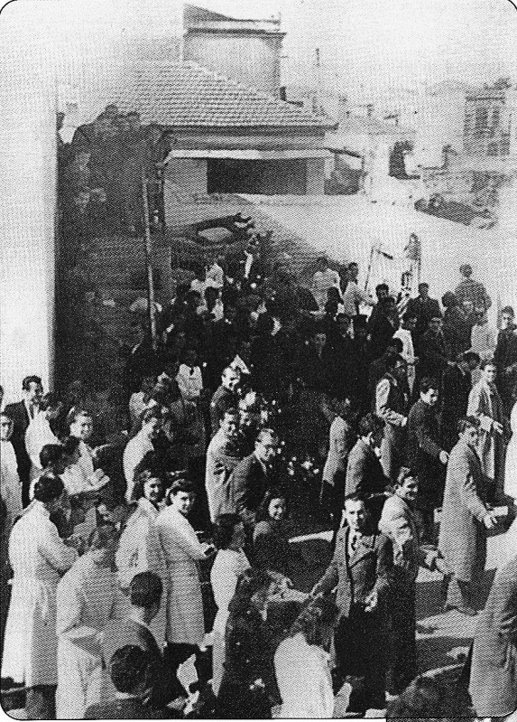 ανακάλυψα μια φωτογραφία φοιτητών και φοιτητριών της Ιατρικής, που κουβαλούσαν χέρι χέρι εβραϊκές ταφόπλακες για το Ανατομείο της Ιατρικής Σχολής