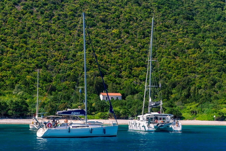 Αγκυροβολημένα ιστιοπλοϊκά στην Κάστο.