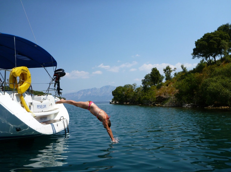 Βουτιά από ιστιοπλοϊκό στο Μεγανήσι.