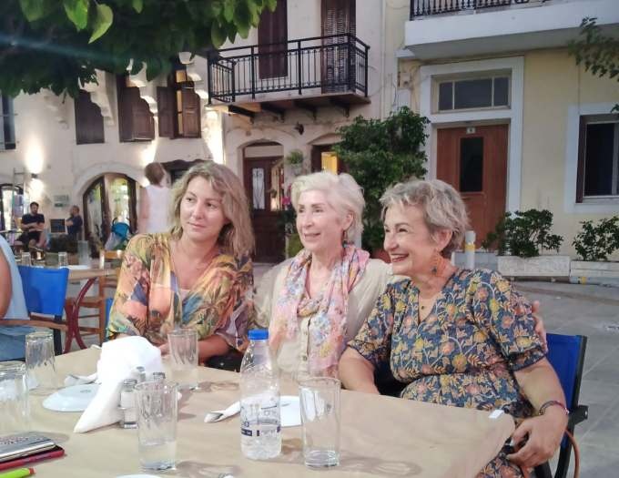 Τζελίνας Χαρλαύτη, Ιρίνα Πονομαριόβα, Άννα Σιντορένκο στο Ρέθυμνο μετά την περιπέτεια. Τζελίνας Χαρλαύτη, Ιρίνα Πονομαριόβα, Άννα Σιντορένκο στο Ρέθυμνο μετά την περιπέτεια.