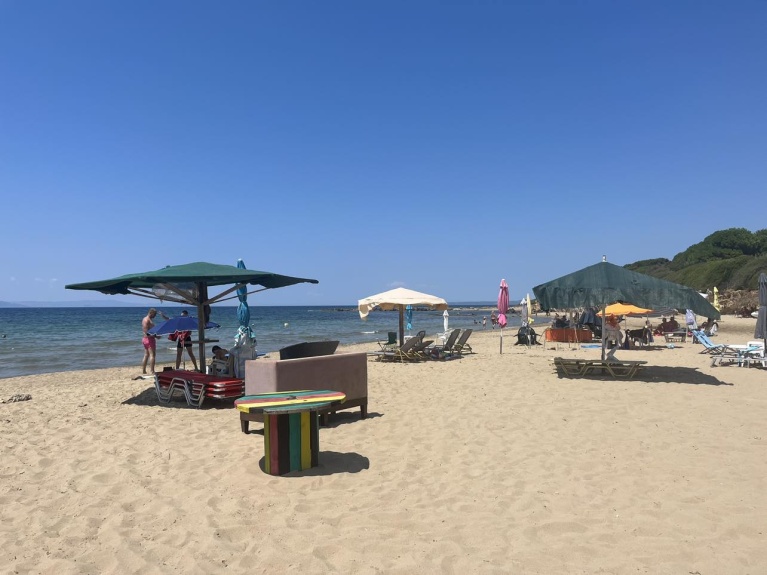 Ομπρέλες ιδιωτών σε παραλία της Πελοποννήσου.