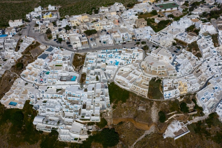 Η πόλη της Οίας τον Ιούνιο του 2020. [Aris Messinis/AFP]