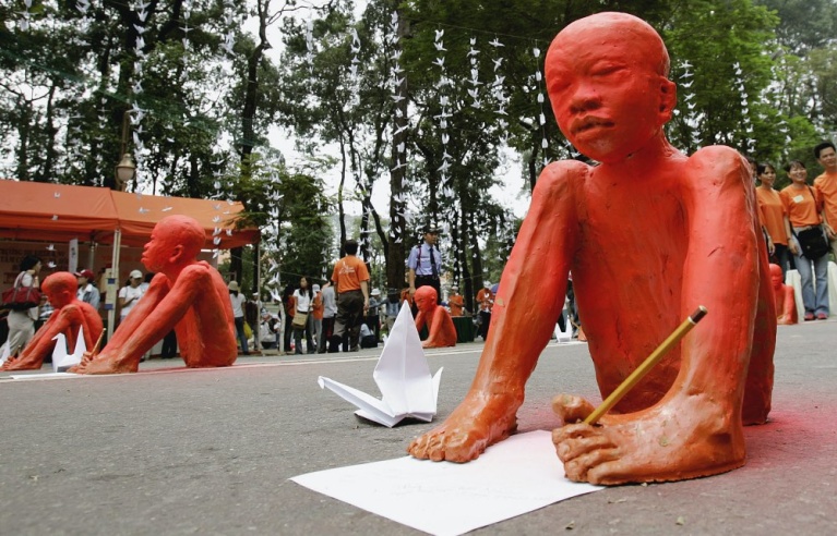 Γλυπτά ντόπιων μαθητών που αναπαριστούν ανάπηρα παιδιά θύματα του «πορτοκαλί παράγοντα», που χρησιμοποίησε ο αμερικανικός στρατός κατά τη διάρκεια του πολέμου του Βιετνάμ, εκτίθενται σε δρόμο της πόλης Χο Τσι Μινχ, στις 18 Σεπτεμβρίου 2004, στο πλαίσιο εθνικής εκστρατείας για την υποστήριξη των θυμάτων του πολέμου του Βιετνάμ από τον «πορτοκαλί παράγοντα». [STR/AFP]