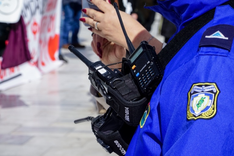 Ασύρματος στο χέρι αστυνόμου, Φεβρουάριος 2023. [Γιώργος Κονταρίνης/Eurokinissi]