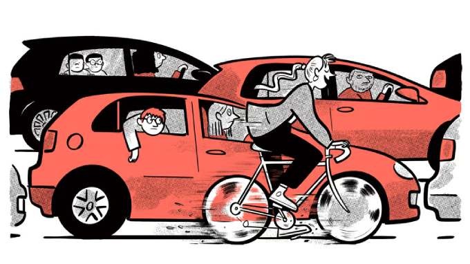 Κορίτσι με ποδήλατο ενώ την κοιτούν αυτοκινητιστές