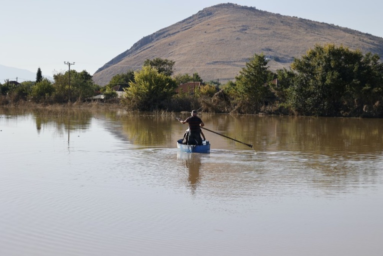 Άνθρωπος σε βάρκα σε πλημμυρισμένο τοπίο στη Μεταμόρφωση Καρδίτσας.