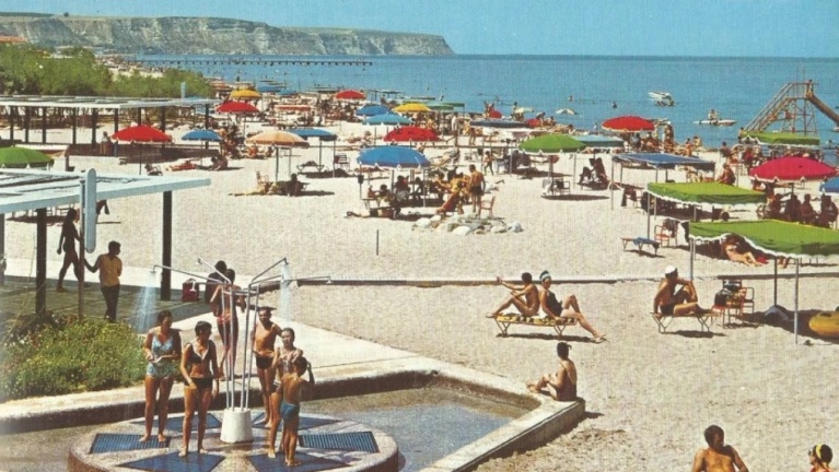 Η πλαζ της Αγίας Τριάδας τη δεκαετία του 1960.