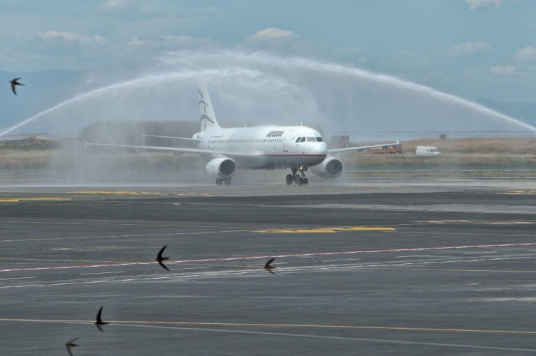Υποδοχή στη Θεσσαλονίκη της πρώτης πτήσης της Aegean από το εξωτερικό μετά την άρση της πρώτης απαγόρευσης λόγω κορονοϊού, παρουσία του υφυπ. Πολιτικής Προστασίας Νίκου Χαρδαλιά, στις 15 Ιουνίου 2020. [Βασίλης Βερβερίδης/MotionTeam/Eurokinissi]