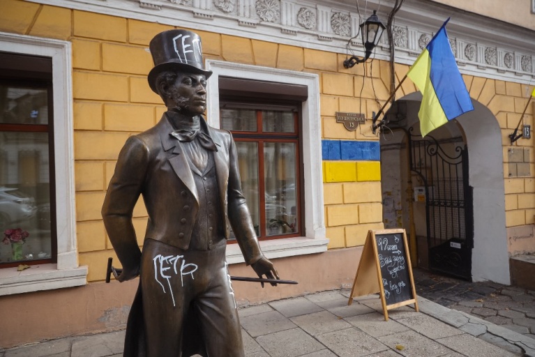 Άγαλμα του Ρώσου ποιητή Αλέξανδρου Πούσκιν βαμμένο με τις λέξεις «Φύγε», στην οδό Πούσκιν στην Οδησσό, στη νότια Ουκρανία, στις 10 Νοεμβρίου 2022, εν μέσω της ρωσικής εισβολής στην Ουκρανία. [OLEKSANDR GIMANOV/AFP]