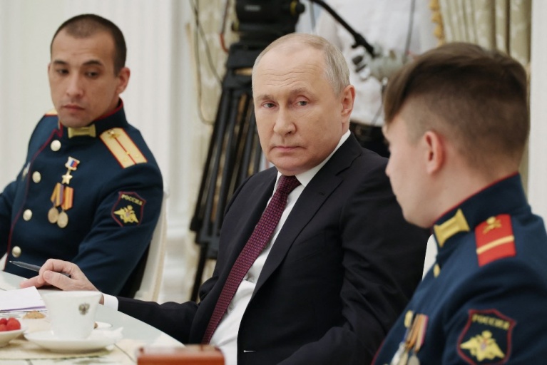 Σε αυτή τη φωτογραφία που διανέμεται από το πρακτορείο Sputnik, ο πρόεδρος της Ρωσίας Βλαντιμίρ Πούτιν συμμετέχει σε συνάντηση με μέλη του πληρώματος του άρματος T-80 Alyosha στη Μόσχα, στις 24 Αυγούστου 2023. [Mikhail KLIMENTYEV/POOL/AFP]
