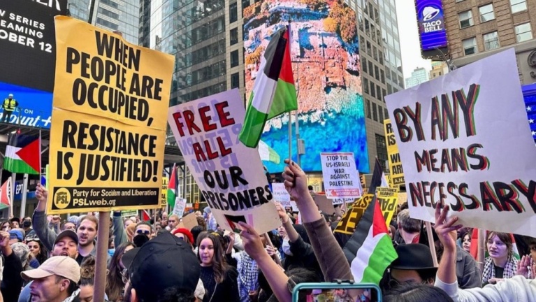 «Όταν οι άνθρωποι βρίσκονται υπό κατοχή, η αντίσταση είναι δικαιολογημένη». Πλακάτ του Κόμματος για τον Σοσιαλισμό και την Απελευθέρωση (PSL) και του Παγκόσμιου Εργατικού Κόμματος σε διαμαρτυρία στη Νέα Υόρκη στις 8 Οκτωβρίου 2023. [NYC PSL/Instagram]