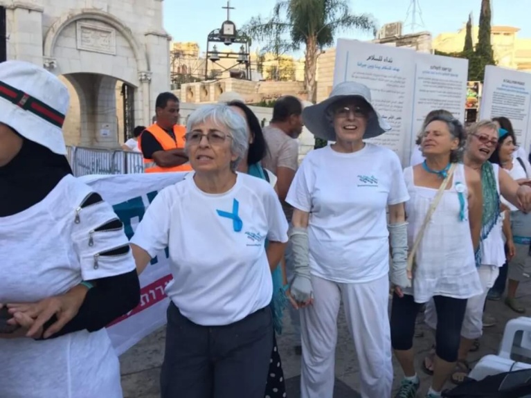 Η Βίβιαν Σίλβερ, στο κέντρο αριστερά, συμμετέχει σε διαδήλωση με τη Women Wage Peace, μια οργάνωση που συνίδρυσε και η οποία επικεντρώνει στην ειρήνευση μεταξύ Ισραήλ και Παλαιστινίων. [Ευγενική προσφορά του Kenneth Bob]