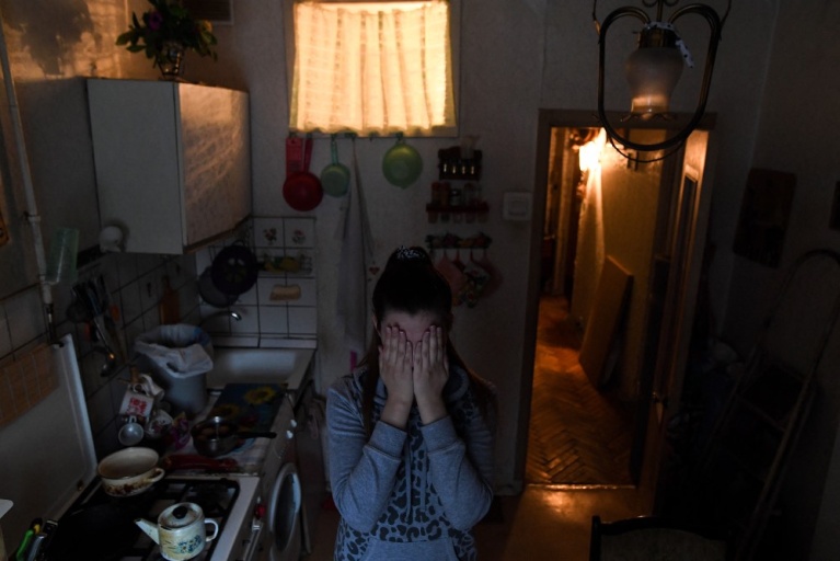 Η Αλεξάνδρα, 26 ετών, θύμα ενδοοικογενειακής βίας, ποζάρει για φωτογραφίες στην κουζίνα ενός διαμερίσματος στη Μόσχα στις 3 Φεβρουαρίου 2017. [ Kirill KUDRYAVTSEV/AFP]