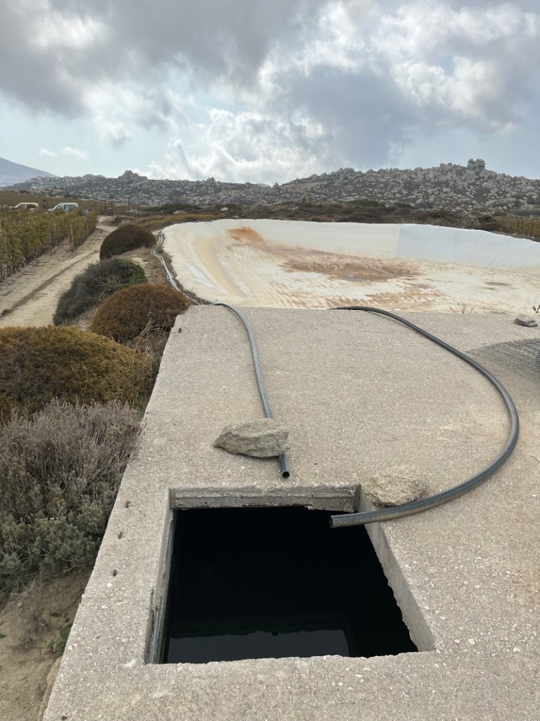 Δεξαμενή αποθήκευσης υδάτων σε αμπελώνα.