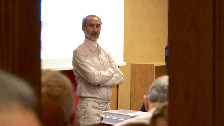 Ο Χαμίντ Νούρι στη διάρκεια της δίκης του σε σουηδικό δικαστήριο. [Wikimedia Commons]