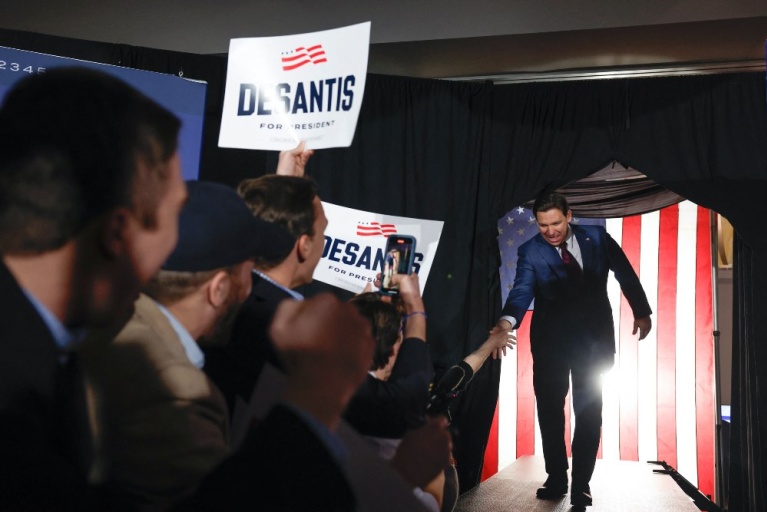 Ο υποψήφιος των Ρεπουμπλικανών για τις προεδρικές εκλογές της Φλόριντα, κυβερνήτης Ρον ΝτεΣάντις, χαιρετάει τους υποστηρικτές του στην εκδήλωση για τη βραδιά τoυ caucus στις 15 Ιανουαρίου 2024 στο West Des Moines της Αϊόβα. [Anna Moneymaker/GETTY IMAGES NORTH AMERICA/Getty Images via AFP]
