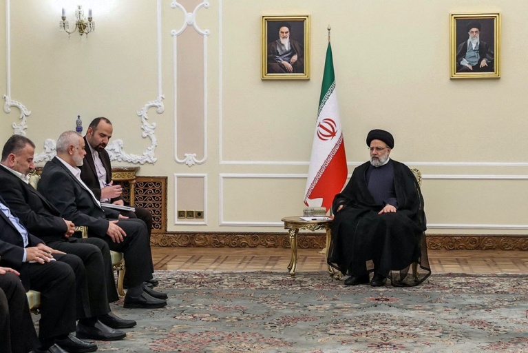 Ο πρόεδρος του Ιράν Εμπραχίμ Ραΐσι (Δ) συναντάται με τους αξιωματούχους της Χαμάς Ισμαήλ Χανίγια (3ος-Α), Σάλεχ αλ-Αρούρι (2ος-Α), Χαλίλ αλ-Χάγια (Α) και άλλους στην Τεχεράνη, στις 20 Ιουνίου 2023. [Iranian Presidency/AFP]