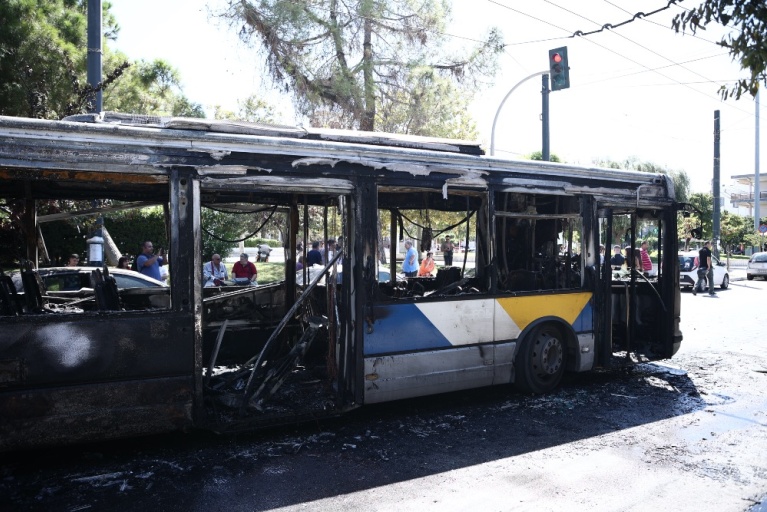 Λεωφορείο στον Ρέντη που πήρε φωτιά από βλάβη στον κινητήρα ενώ οι επιβάτες βρίσκονταν μέσα, τον Σεπτέμβριο του 2023. [Βασίλης Ρεμπαπής/Eurokinissi]