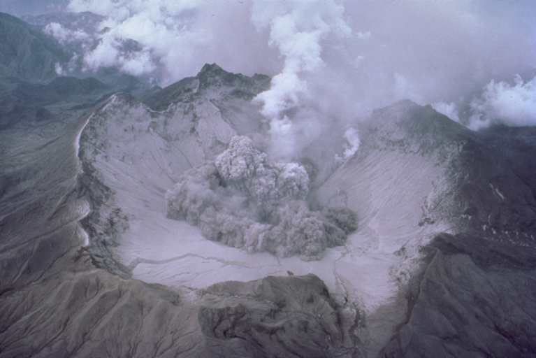 Η καλδέρα της κορυφής όπως φαίνεται την 1η Αυγούστου 1991. Η λίμνη Πινατούμπο σχηματίστηκε αργότερα στην καλδέρα. [Wikimedia Commons]