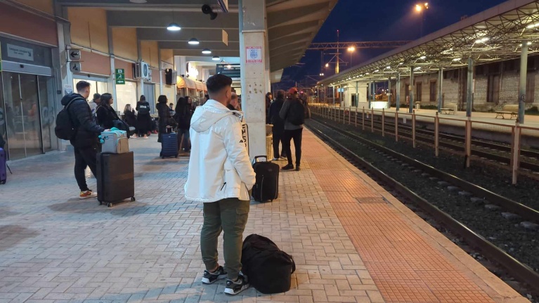 Επιβάτες περιμένουν το τρένο για Αθήνα στον σταθμό της Λάρισας, την Παρασκευή 16 Φεβρουαρίου 2024. [Τάσος Τέλλογλου]