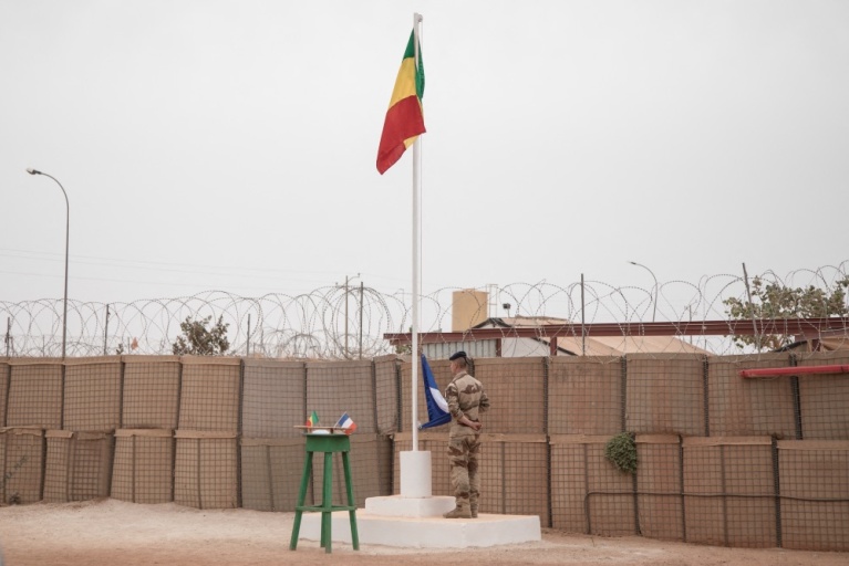 Η σημαία του Μάλι υψώνεται κατά τη διάρκεια της τελετής παράδοσης της στρατιωτικής βάσης Μπαρχάν από τους Γάλλους στον στρατό του Μάλι στο Τιμπουκτού, στις 14 Δεκεμβρίου 2021. [FLORENT VERGNES / AFP]