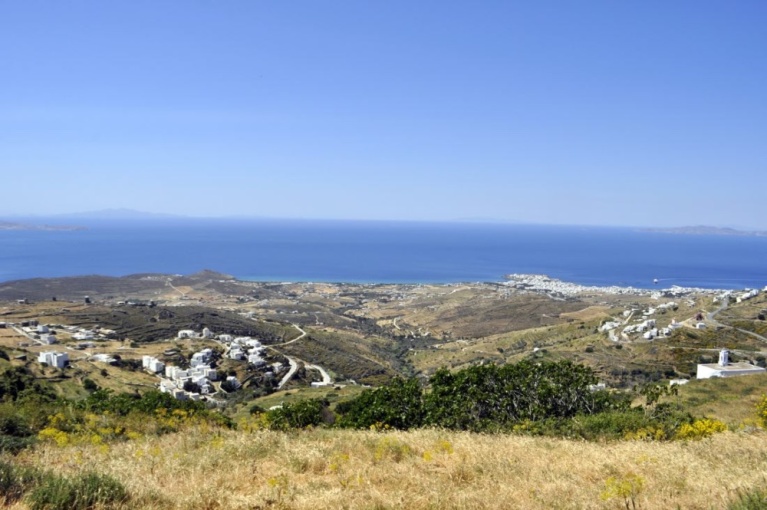Στην Τήνο, ο δήμαρχος Παναγιώτης Κροντηράς έχει εκφραστεί με έντονο τρόπο κατά των διατάξεων του νομοσχεδίου, ισχυριζόμενος ότι θα οδηγήσει σε «πλήρη κατάργηση» της εκτός σχεδίου δόμησης στο νησί. [Tinos Trails]
