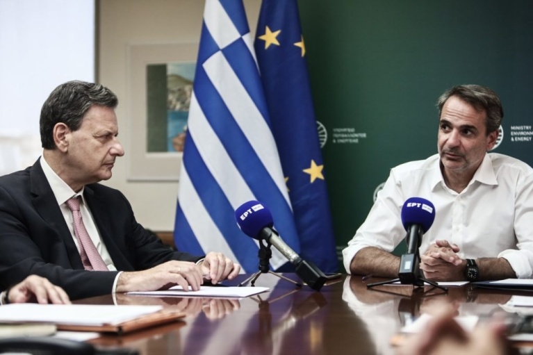 Ο πρωθυπουργός Κυριάκος Μητσοτάκης και ο υπουργός Περιβάλλοντος Θόδωρος Σκυλακάκης έχουν δεχθεί πυρά πανταχόθεν για τις μεταβατικές διατάξεις. [ΚΩΣΤΑΣ ΤΖΟΥΜΑΣ/EUROKINISSI]