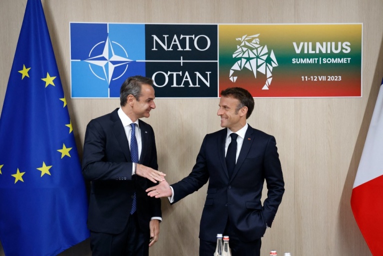 Ο πρόεδρος της Γαλλίας Εμανουέλ Μακρόν και ο πρωθυπουργός της Ελλάδας Κυριάκος Μητσοτάκης φθάνουν για συνάντηση στο περιθώριο της συνόδου κορυφής του ΝΑΤΟ, στο Βίλνιους, 12 Ιουλίου 2023. [Ludovic Marin / AFP]