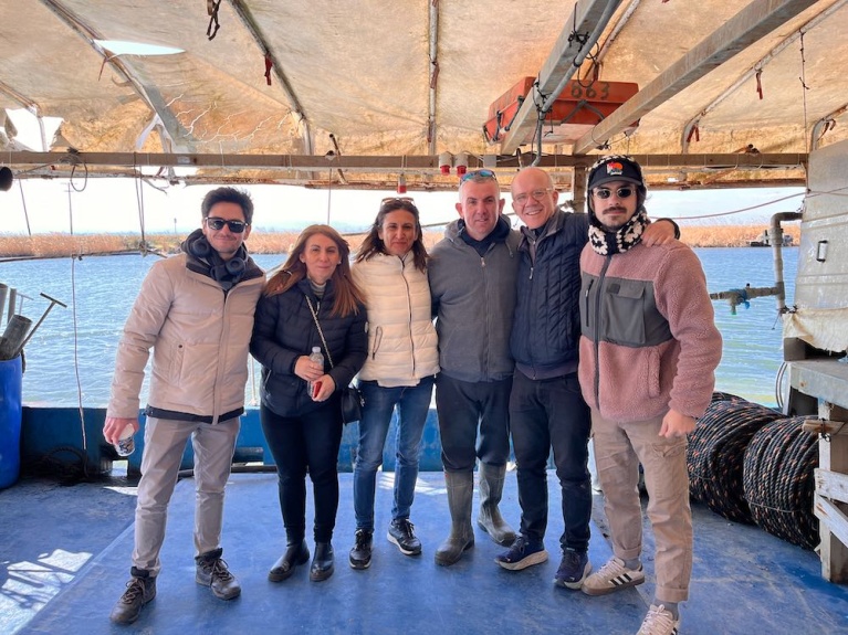 Μέλη της ομάδας του IRL και του inside story (Σοφία Χριστοφορίδου 3Α και Τάσος Τέλλογλου 5Α) στο σκάφος του μυδοκαλλιεργητή Ποντίκα στην περιοχή Κίμινα.
