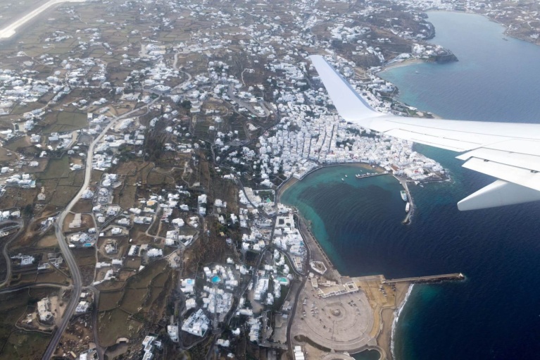 Από ψηλά, στη Μύκονο σχεδόν δεν διακρίνονται πλέον οι ξεχωριστοί οικισμοί, από την πυκνή δόμηση σε όλο το νησί. [theacevip.com]