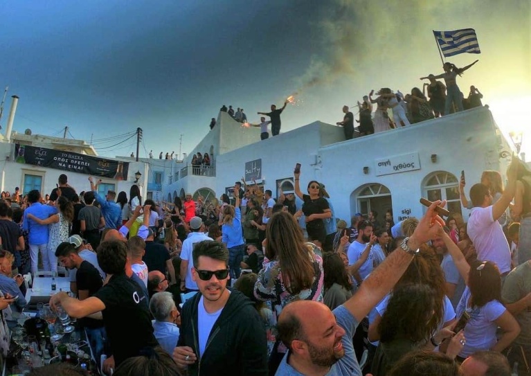 Κάποια χωριά της Πάρου, όπως η Νάουσσα, είναι πλέον απλησίαστα σε περιόδους υψηλής τουριστικής κίνησης, λόγω κόσμου. [Greece Travel Secrets]