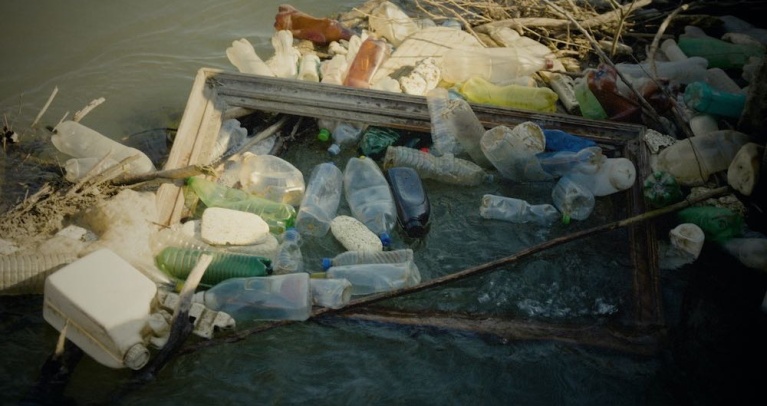 Χιλιάδες πλαστικά μπουκάλια επιπλέουν στο ποτάμι κάθε μέρα. [IRL/Inside Story, 2024]