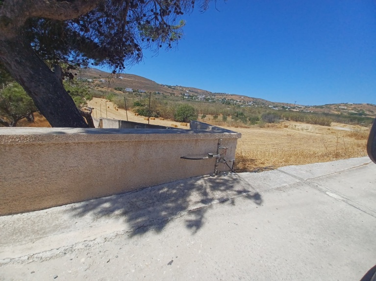 Σωλήνες του παράνομου ιδιωτικού δικτύου καταλήγουν σε οικία στη Σύρο.